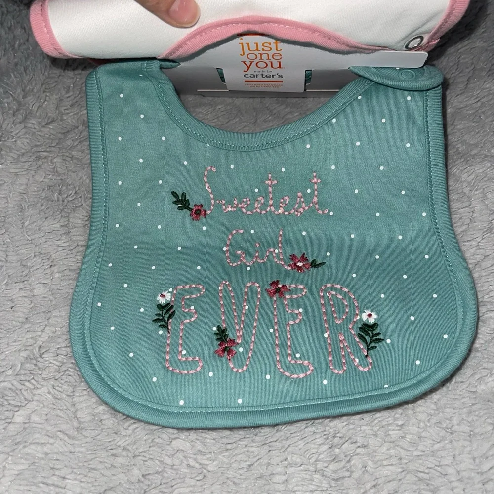 ‼️FREE‼️NEW‼️Carters Water Resistant Bibs Set Of 2